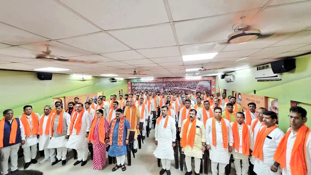 Rkvermabjp's tweet image. आज अवध क्षेत्र कार्यालय में शिक्षक एवं स्नातक एमएलसी,त्रिस्तरीय पंचायत चुनाव तथा सेवा पखवाड़ा सहित विभिन्न अभियानों को लेकर संगठनात्मक रणनीतियों पर मा. प्रदेश महामंत्री (संगठन) श्री धर्मपाल सिंह जी भाई साहब का मार्गदर्शन प्राप्त हुआ। @blsanthosh @shivprakashbjp @idharampalsingh