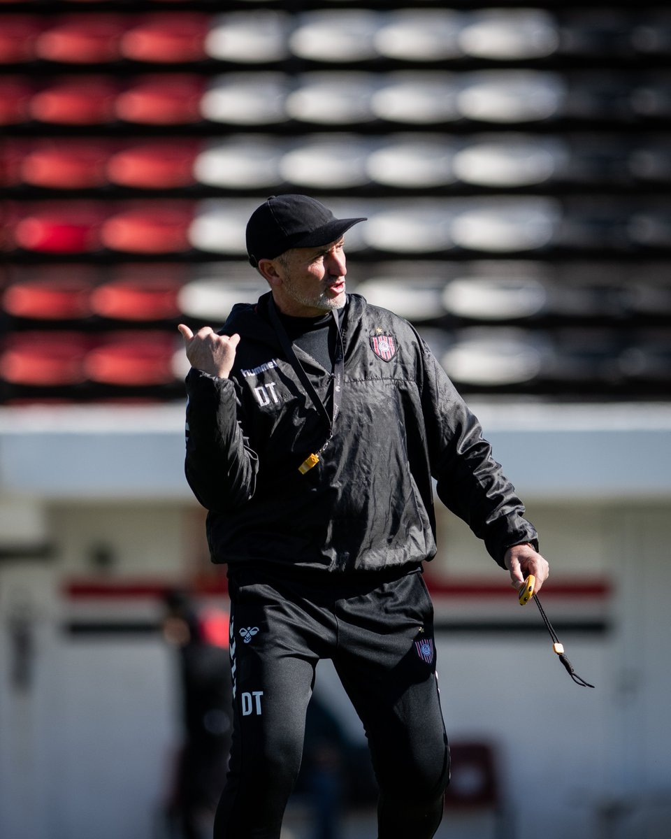 Acaso será alguna de estas 4, la foto mas usada de Carlos Mayor en este nuevo ciclo al mando del Funebrero? 😅