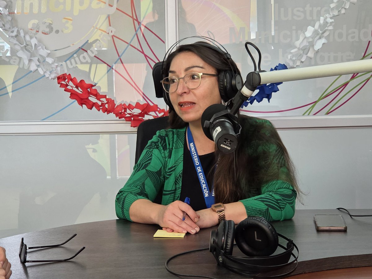 seremieduc01's tweet photo. La Seremi Carolina Vargas en Radio Municipal 93.3 FM 📻 con Joana García informó a la comunidad sobre avances del @Mineduc
✅ Ley de Modernización de la Educación Parvularia
✅ Fin al CAE, llega el FES #ChaoCAE #HolaFES
✅ @AdmisionEscolar
✅ Programa A Convivir Se Aprende https://t.co/23qW1ZpeAs