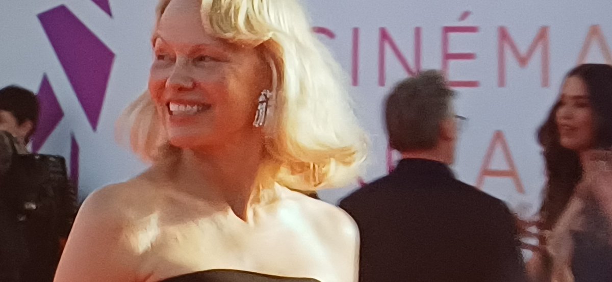 Alerte à Deauville! Pamela Anderson est dans la cité normande pour recevoir un Deauville Talent Award. #festdeauville2025