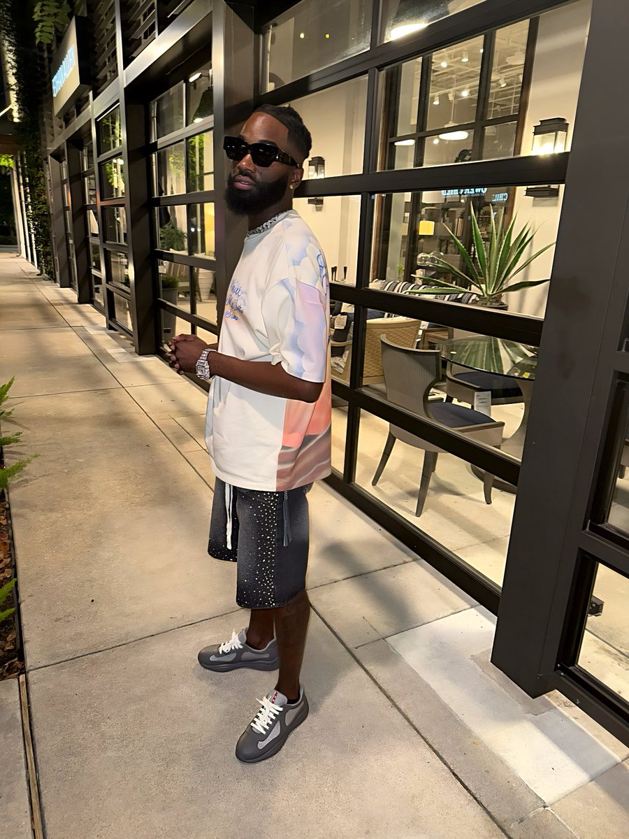 These bitches talkin' that shit and they sayin' my name and I can't keep just lettin' it fly.