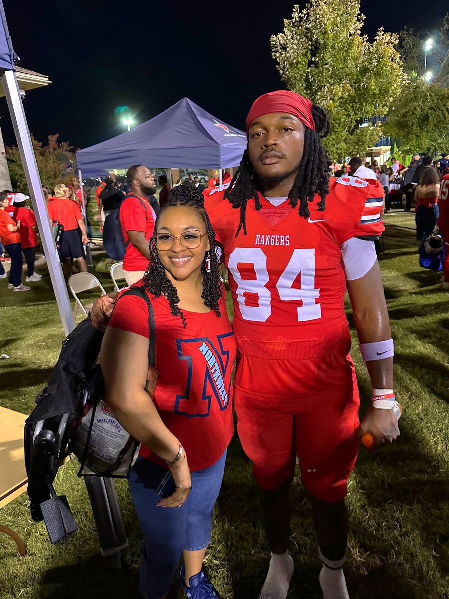 AJOneBody's tweet photo. 💪🏾❤️💪🏾
@mrsmj824 @Bigmael6 DADDY MAN
Northwest Rangers Athletics❤️🏈❤️
#RangersNation #DaddyMan #collegefootball https://t.co/fX4Syg4nHN