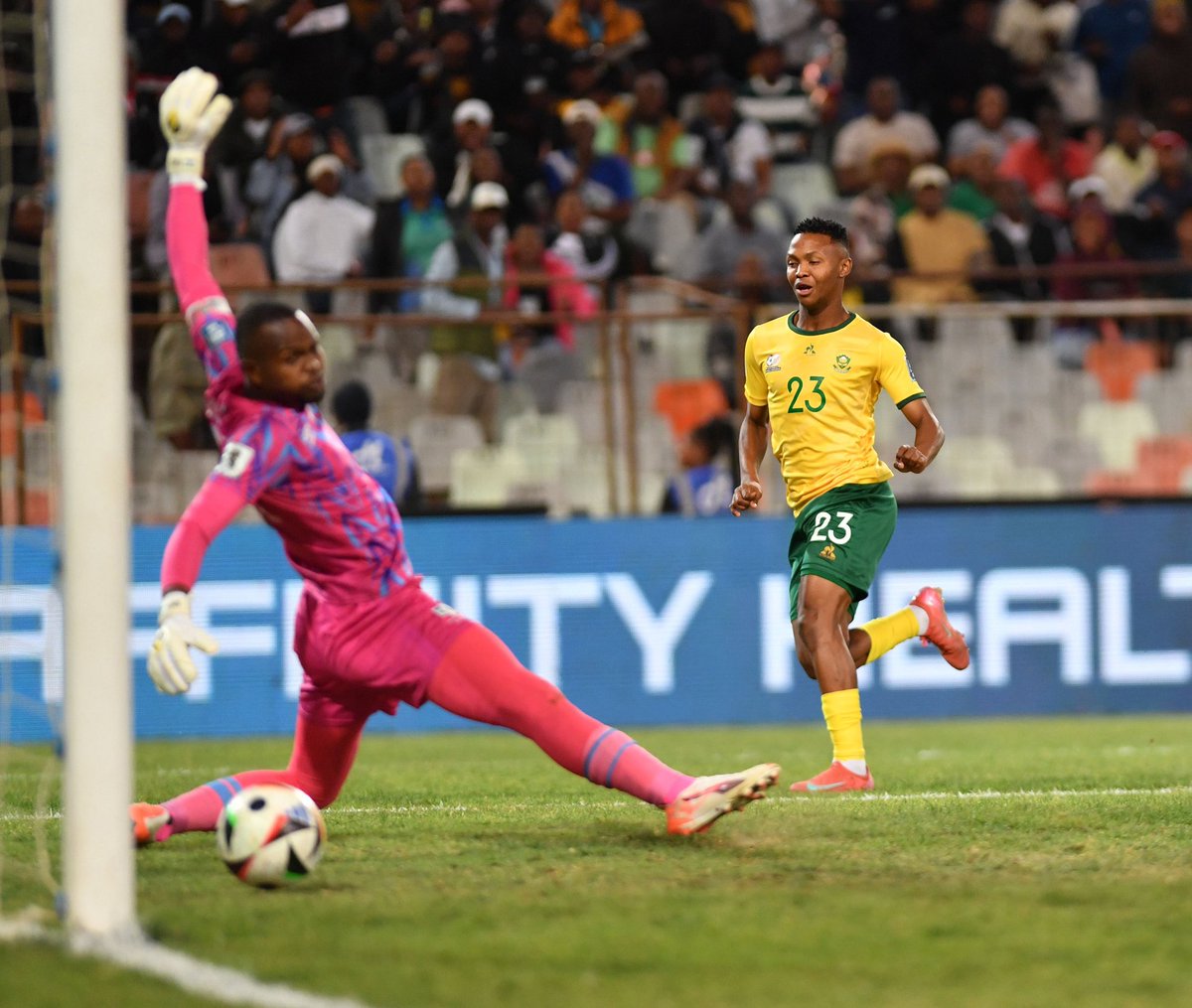 MzansiReign101's tweet photo. Nkota in the box = pure trouble! ⚠️⚽
Lesotho trying to act like our stadium is their playground 😂… but Nkota said, “Not today!” 💥
#NkotaSkills #SAFootball #GoalKing #SoccerVibes https://t.co/i6jp6mHzz2