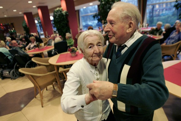 SanderSassen's tweet image. Prangende vraag! Waarom wordt er voor asielzoekers wel gezinshereniging geregeld, maar mogen Nederlandse bejaarden die al meer dan 60-jaar getrouwd zijn niet samen naar een verzorgingstehuis als er één zorg nodig heeft? Da&apos;s schrijnend en onmenselijk.