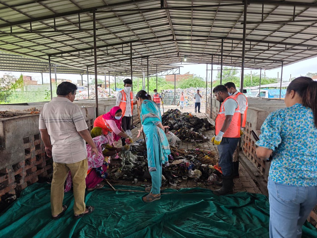 mc_patiala01's tweet photo. 🚪 Door-to-door awareness in Ward 17 on source segregation & home composting with live demos.
🌱 1500 kg wet waste fed into compost pits.
🛑 Awareness on #NoSUP & thermocol alternatives.
💰 User charges collection started.
✅ PCB team visit at MRF for waste check. https://t.co/CJpe6fImTz