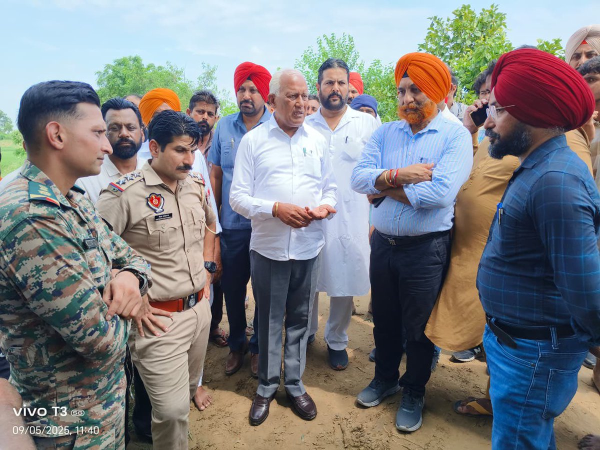 deptofWRpb's tweet photo. ਉਨ੍ਹਾਂ ਕਿਹਾ ਕਿ ਘੱਗਰ ਦੇ ਕੰਢਿਆਂ ਦੀ ਮਜ਼ਬੂਤੀ ਲਈ ਕੋਈ ਕਸਰ ਬਾਕੀ ਨਹੀਂ ਛੱਡੀ ਜਾ ਰਹੀ ਅਤੇ ਬੋਰੀਆਂ ਭਰਨ ਤੇ ਲੋੜ ਮੁਤਾਬਕ ਉਨ੍ਹਾਂ ਦੇ ਵਰਤੋਂ ਦਾ ਕੰਮ ਲਗਾਤਾਰ ਜਾਰੀ ਹੈ। ਦਰਿਆਵਾਂ ਦੀ ਨਿਗਰਾਨੀ ਲਈ ਠੀਕਰੀ ਪਹਿਰੇ ਲਾਏ ਜਾ ਰਹੇ ਹਨ। ਘੱਗਰ ਨੇੜਲੇ ਸ਼ਹਿਰਾਂ ਤੇ ਪਿੰਡਾਂ ਲਈ 5 ਰਾਹਤ ਕੈਂਪ ਬਣਾਏ ਗਏ ਹਨ। (2/2) https://t.co/2989EoIuak