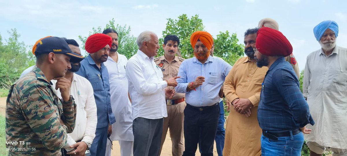 deptofWRpb's tweet photo. ਉਨ੍ਹਾਂ ਕਿਹਾ ਕਿ ਘੱਗਰ ਦੇ ਕੰਢਿਆਂ ਦੀ ਮਜ਼ਬੂਤੀ ਲਈ ਕੋਈ ਕਸਰ ਬਾਕੀ ਨਹੀਂ ਛੱਡੀ ਜਾ ਰਹੀ ਅਤੇ ਬੋਰੀਆਂ ਭਰਨ ਤੇ ਲੋੜ ਮੁਤਾਬਕ ਉਨ੍ਹਾਂ ਦੇ ਵਰਤੋਂ ਦਾ ਕੰਮ ਲਗਾਤਾਰ ਜਾਰੀ ਹੈ। ਦਰਿਆਵਾਂ ਦੀ ਨਿਗਰਾਨੀ ਲਈ ਠੀਕਰੀ ਪਹਿਰੇ ਲਾਏ ਜਾ ਰਹੇ ਹਨ। ਘੱਗਰ ਨੇੜਲੇ ਸ਼ਹਿਰਾਂ ਤੇ ਪਿੰਡਾਂ ਲਈ 5 ਰਾਹਤ ਕੈਂਪ ਬਣਾਏ ਗਏ ਹਨ। (2/2) https://t.co/2989EoIuak