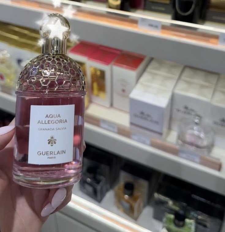 the_sad_gf's tweet photo. العطر اللي تحسين نفسك عروس راجعه من شهر العسل فضيعه ريحته يا بنات 🫡💜💜 https://t.co/feddlF6ubc