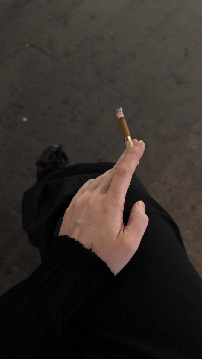 Простите, что не постила нюдсы вчера. Я бухала.