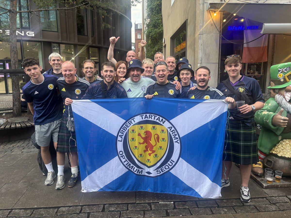 What a super pub and finally a squad photo. Match time - come on Scotland!!!! 🏴󠁧󠁢󠁳󠁣󠁴󠁿🏴󠁧󠁢󠁳󠁣󠁴󠁿🏴󠁧󠁢󠁳󠁣󠁴󠁿