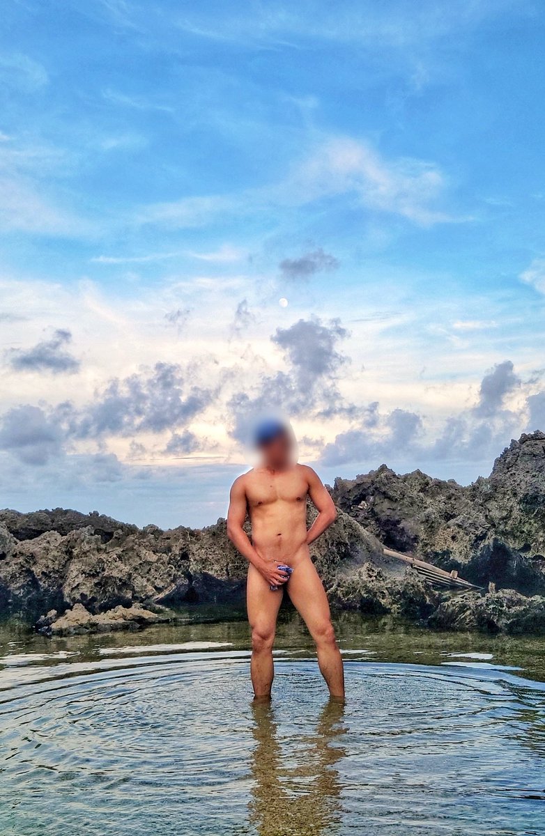 獨自享受一小片祕境
若非即將天黑
可以裸泳久一點

#野裸 #海灘 #體態紀錄 #男體攝影