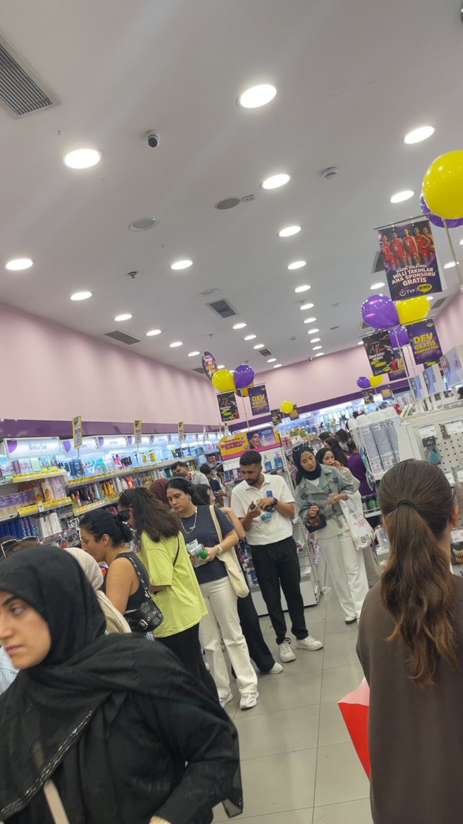 Beyler artık gratis kapısında saatlerce  beklemeyin içeride çok güzel şeyler var