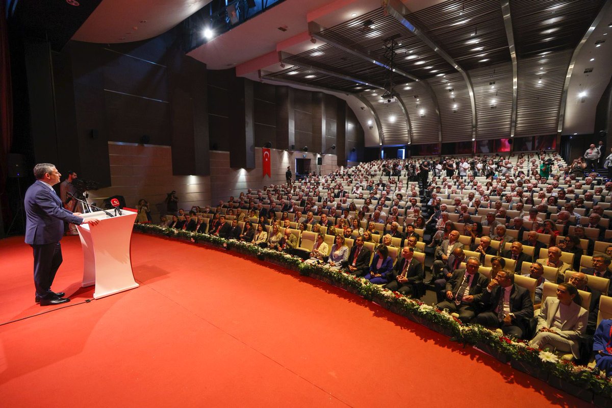 CHP'nin Parti Programı Çalıştayında; Türkiye’nin ve dünyanın yaşadığı çoklu krizlere ilişkin güncel ve yapısal yanıtlar üretme, ilgili alanlarda Türkiye’nin gelecek  vizyonunu ve bu vizyonu gerçekleştirmeye imkan verecek politika yaklaşımlarını geliştirmek üzere tartışmalar