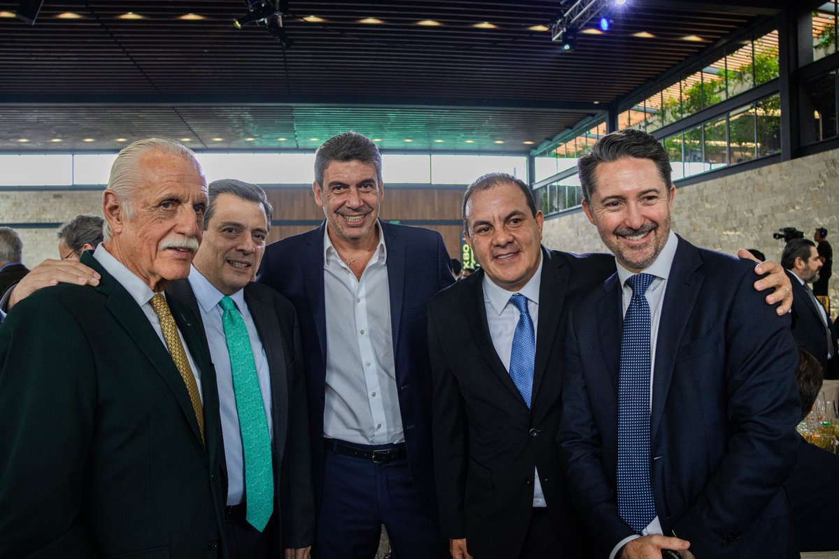 México está roto, los empresarios posan sonrientes con un VIOLENTADOR de mujeres…
¿No tienen esposa, hijas, primas, amigas, hermanas o MADRE?