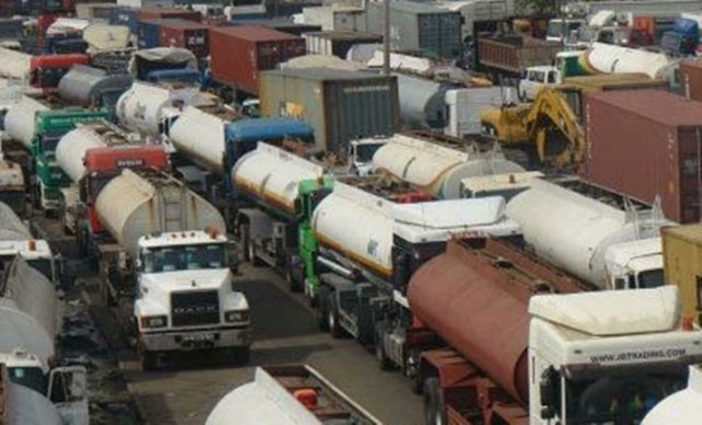 NigeriaStories's tweet photo. JUST IN: Tanker drivers under the Nigeria Union of Petroleum and Natural Gas Workers have threatened to stop fuel loading over the seeming cold war between them and the management of the Dangote refinery. https://t.co/p1gWBMjprm
