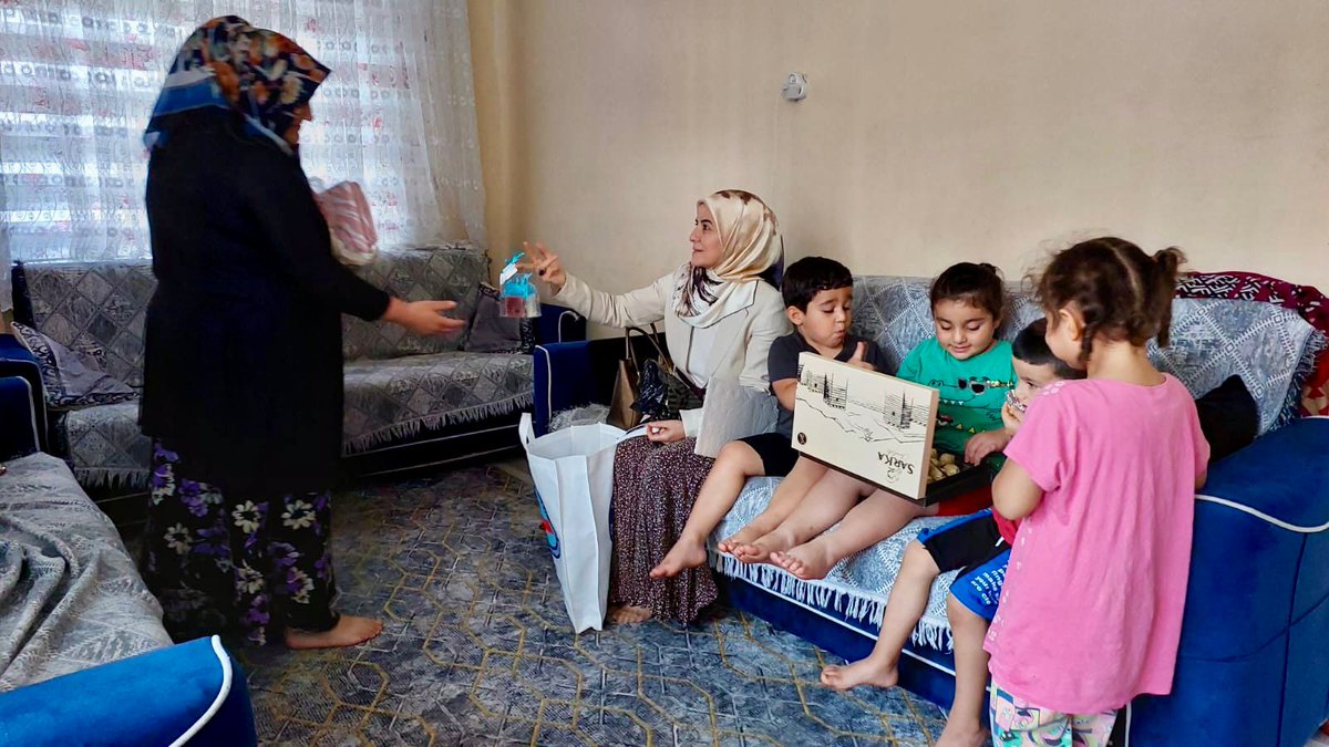 Kaymakamımız Sn.Erdoğan Turan ERMİŞ, SYDV Md. Sn.Meryem BENLİ ile birlikte "KOCAsinan'da BİR AİLEYİZ" projesi kapsamında 5 ailemizi ziyaret etti.
🏠Yılmaz Kaya Ailesi
🏠Aksu Ailesi
🏠Damar Ailesi
🏠Kayır Ailesi ve
🏠Özer Ailesine misafirperverliklerinden dolayı teşekkür ediyoruz.