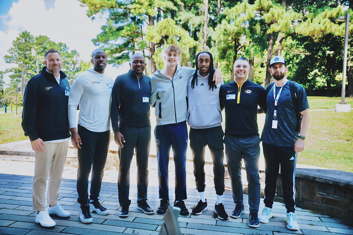 Thank you to <a href="/MizzouHoops/">Mizzou Hoops</a> for coming through Fayetteville with the staff!

#GoCougs