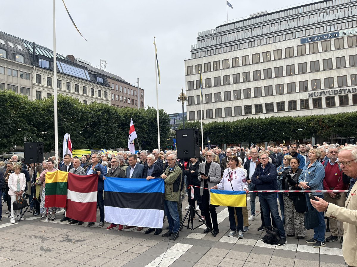 🇺🇦🇸🇪 På måndag är det Måndagsrörelsen som alltid.

Vi ses måndag kl 12 på Norrmalmstorg.

Alla är välkomna, Slava Ukraini 🇺🇦