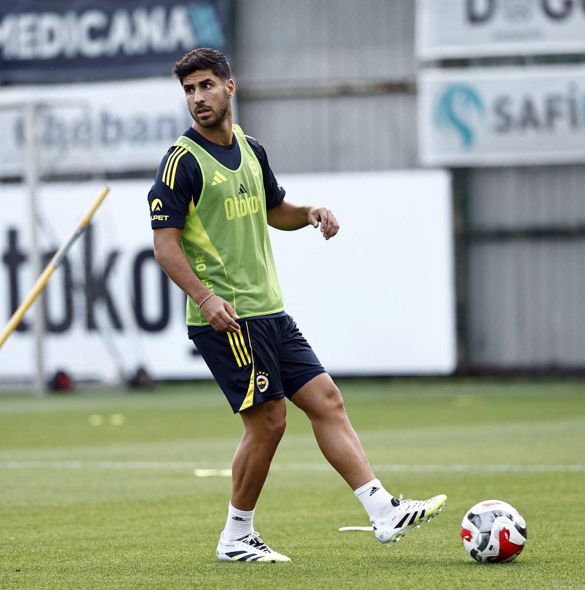 Marco Asensio, Fenerbahçe'de ilk antrenmanına çıktı.