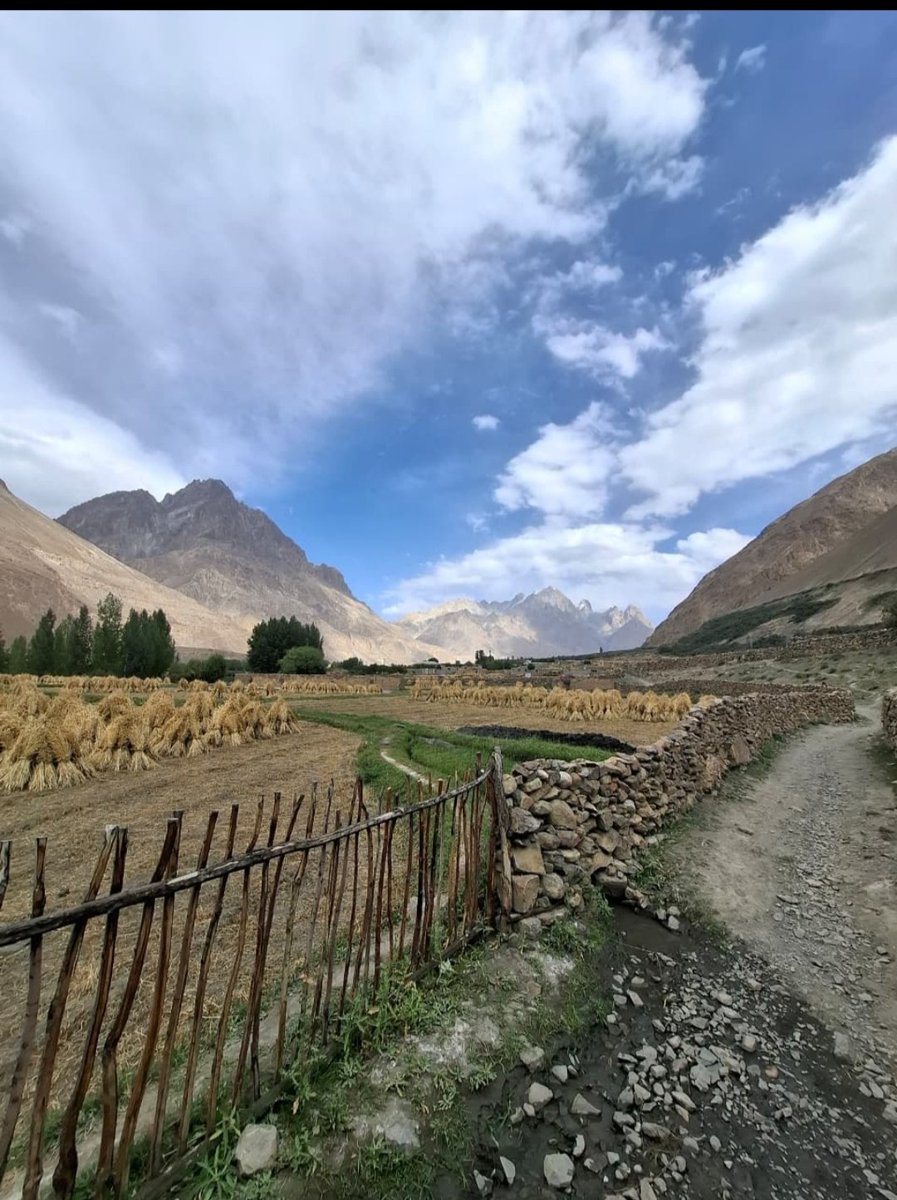 AsifALIBarzang's tweet photo. Upper @Hunza valley GB https://t.co/kU0z55jMJd