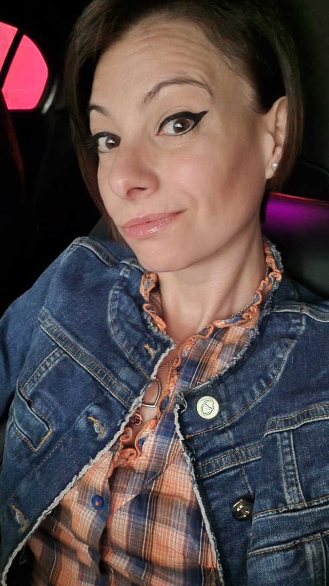 Bene, mentre ero nel traffico milanese, ho assistito alla mia prima "posteggia" motorino-auto: l'esordio con "Wella" e non con "Bella ti pozzo canoscere" mi ha emozionata🥹...tant'è che ho chiuso il finestrino!😅

#Milano e i suoi corteggiamenti dal sapore antico!🙄😐😂