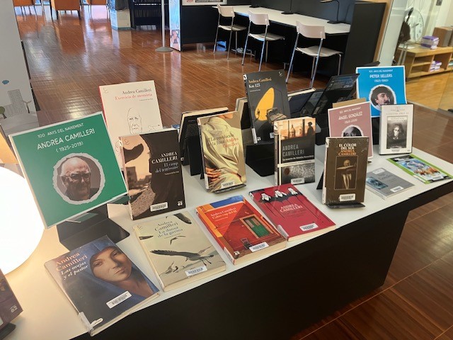 Aquest més a l'espai "La biblioteca recomana" estem destacant les efemèrides:
-100 anys del naixement de l'escriptor italià Andrea Camilleri 
-100 anys del naixement del poeta Ángel González
-100 anys del naixement de l'actor Peter Sellers
#santacolomadecervello #BPilarinbayes