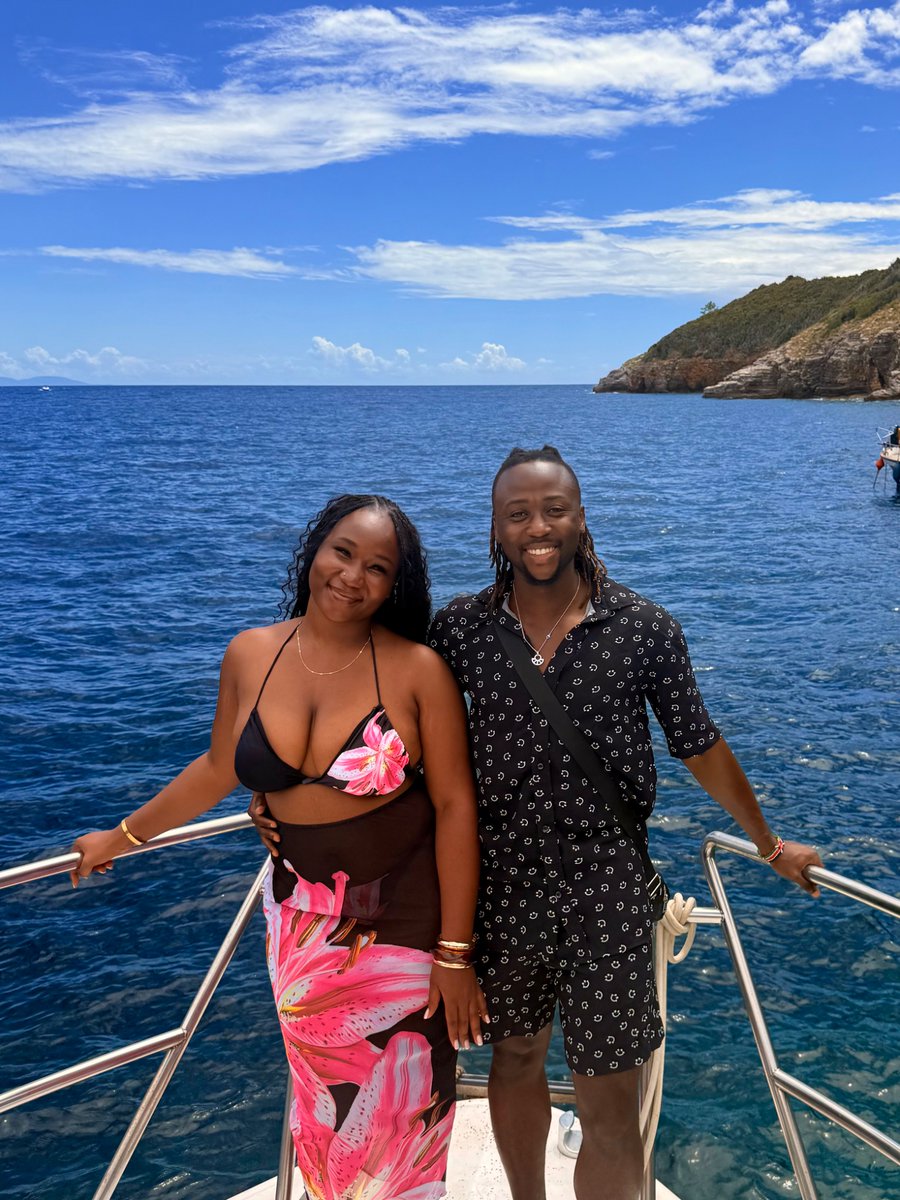coder_blvck's tweet image. vacationing with my girl is always different.