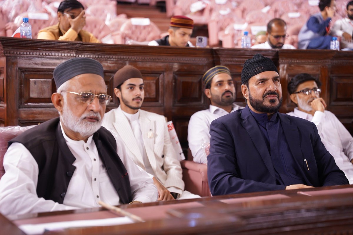 منہاج انسٹیٹیوٹ برائے قراءت و تحفیظ القرآن کے طلبہ 42ویں عالمی میلاد کانفرنس میں اجتماعی تلاوتِ کلامِ الٰہی کرتے ہوئے۔
#MawlidWithHumanity