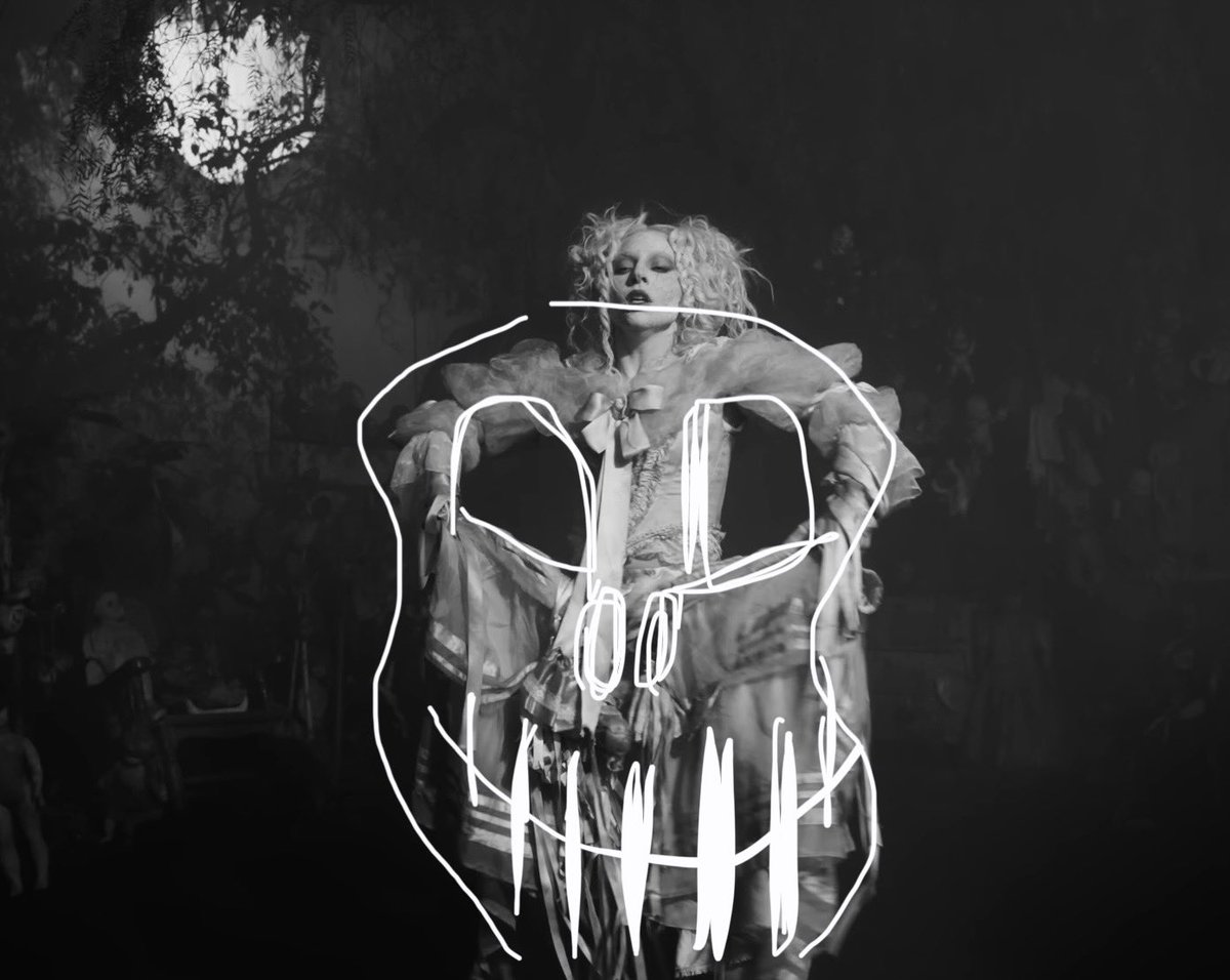 eu acabei de perceber que nessa cena de the dead dance, a forma que a gaga segura o vestido parece um crânio de caveira 🤯🤯🤯 tim burton vc foi genial aqui!!!