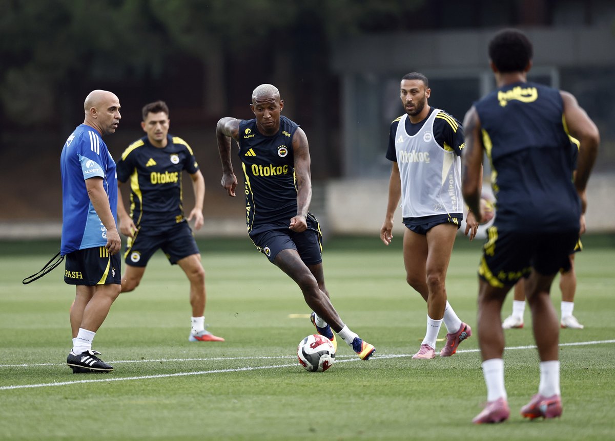 Fenerbahçe hazırlıklarını  akşam saatlerinde yaptığı antrenmanla sürdürdü.
Millî oyunculardan yoksun yapılan idman, salonda core çalışmasıyla başladı. Sahada çabukluk programlarının ardından pas çalışmaları yapan 
Kaynak Fenerbahce.org
fotoğraf Semih Bahadır