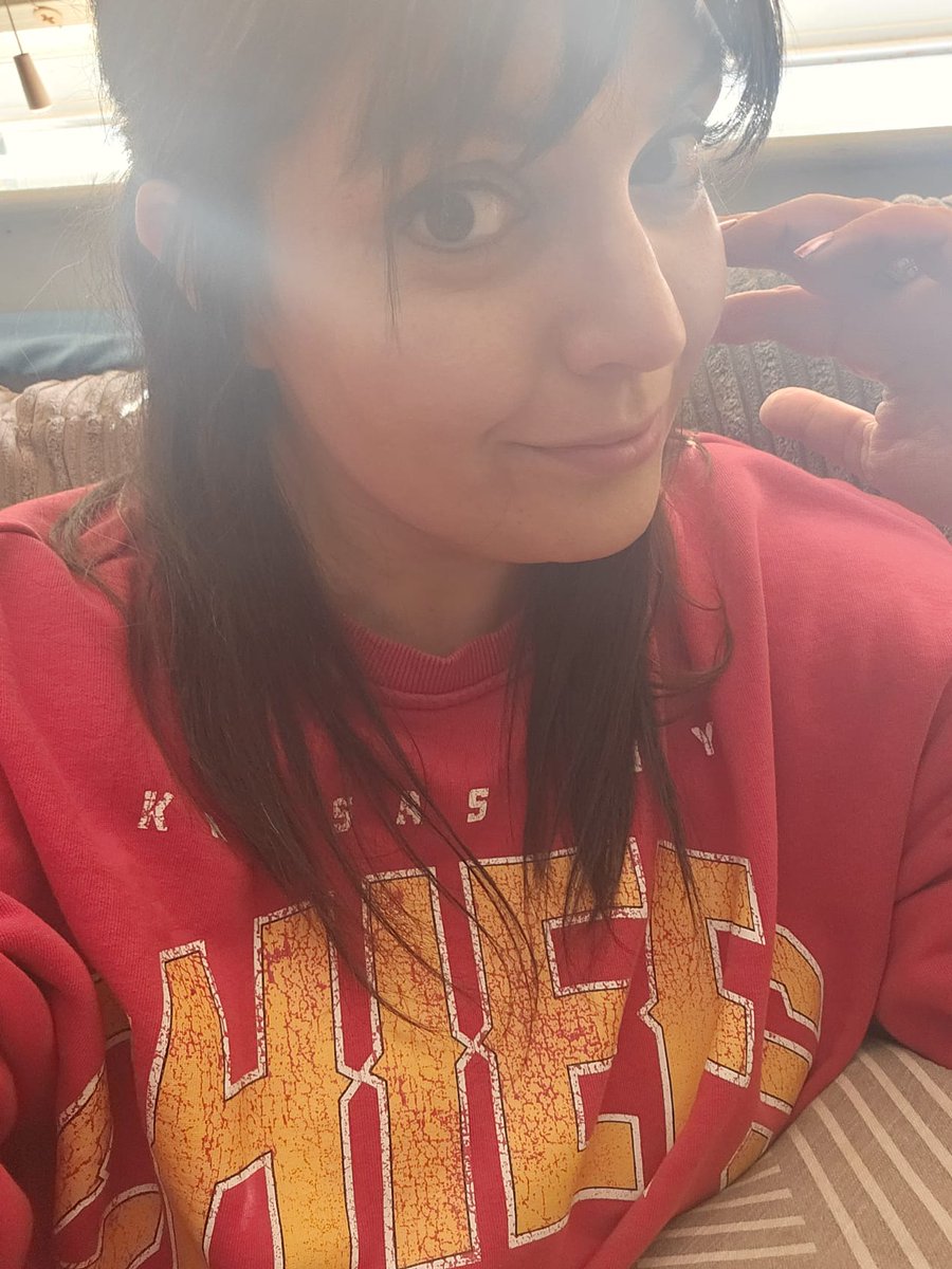 It's been a tough week for my Queen, who lost her grandfather at the weekend, but #redfriday has kept her going! We will be up at 1am, #ChiefsKingdom &amp; your girl can't wait!! #nfl #NFLKickoff #chiefsvschargers #chiefs #KansasCityChiefs #kcc #happyredfriday