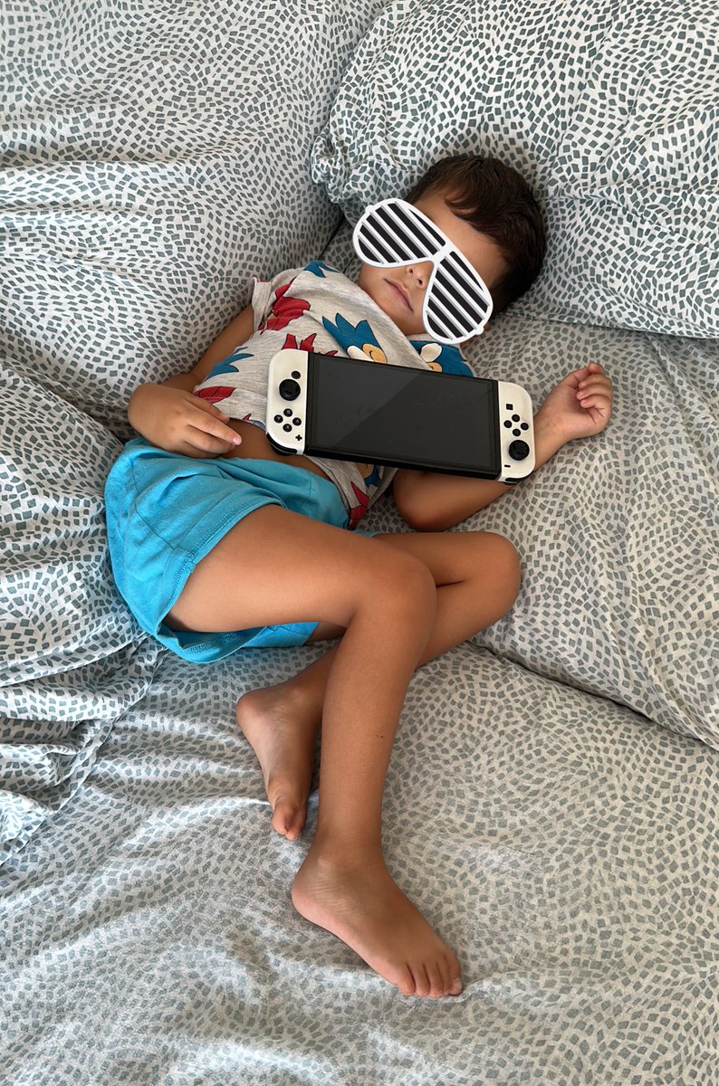 Estaba yo tan tranquilo jugando y un pensamiento me invadió la mente: “que tranquilidad, que silencio…”

A ver dónde está el terremoto de la casa… y así me lo encuentro, sopa 😂😂