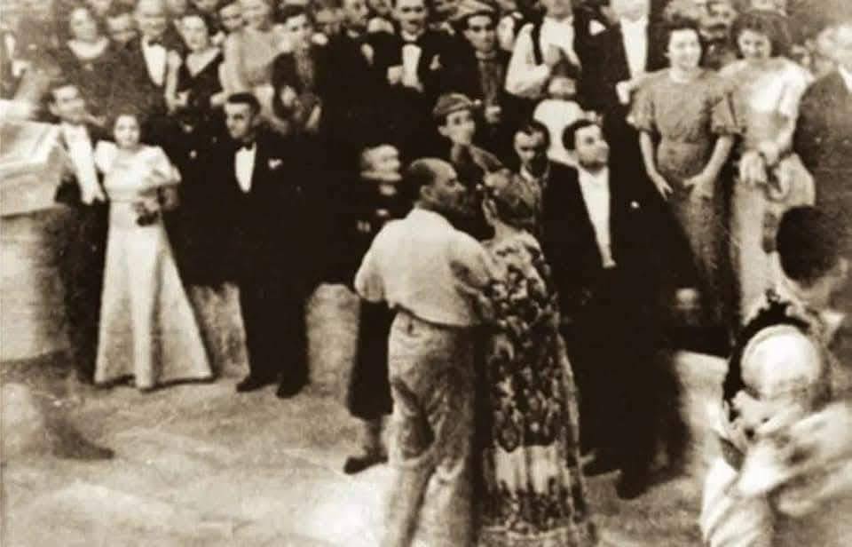 “Eğer Avrupa’da 100 gram akıl varsa, bunun 80 gramı Atatürk’te 10 gramı bende ve diğer 10 gramı diğer Avrupalı liderlerde.”

 “Saltanatımdan vazgeçerim. Fakat Atatürk’e karşı olan inancımdan asla vazgeçmem.”

Napolyon savaştaki ilk 2 mağlubiyetini Mustafa Kemal’den almıştır.