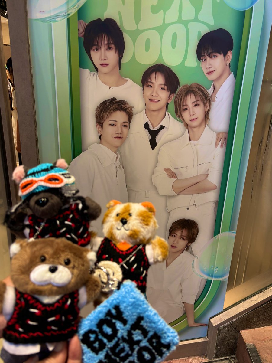 m_kumushiraco's tweet photo. 初日はフラゲ並みの集合🤣
整理券があったので待ち時間は楽だった。ワンドアちゃんがたくさんで去年より本当に大きくなったのを改めて実感🥲🩵
ポップなアップを楽しみました🤣#BOYNEXTDOOR #Dr_g https://t.co/nua1v0xxMA