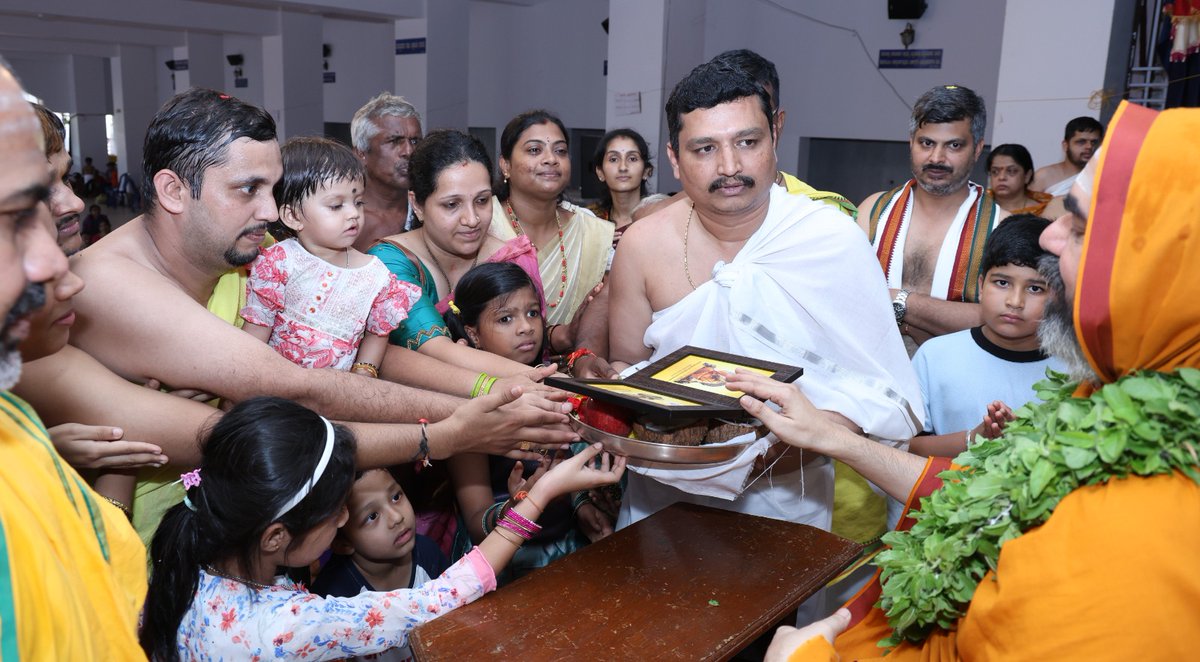 Sri RamachandrapuraMatha 🕉️ (@shankarapeetha) on Twitter photo #ಸ್ವಭಾಷಾ_ಚಾತುರ್ಮಾಸ್ಯ - ದಿನ 58
ಮರೆತುಹೋದ ಮನೆಮಾತನ್ನು ಮರಳಿ ನೆನಪಿಸಿಕೊಡುವ ಮಹಾಪರ್ವ
*ಸರ್ವಸೇವೆ: ಶ್ರೀ ಹರ್ಷಕೃಷ್ಣ ಭಟ್ಟ ಹಾಗೂ ಕುಟುಂಬದವರು, ಬೆಂಗಳೂರು
*ಕೃಷ್ಣಯಜುರ್ವೇದ ಘನಪಾರಾಯಣ - ಸಮಾರೋಪ
05-09-2025
ಅಶೋಕೆ, ಗೋಕರ್ಣ
#Swabhasha #Chaturmasya #ಸ್ವಭಾಷಾ_ಚಾತುರ್ಮಾಸ್ಯ - ದಿನ 58
ಮರೆತುಹೋದ ಮನೆಮಾತನ್ನು ಮರಳಿ ನೆನಪಿಸಿಕೊಡುವ ಮಹಾಪರ್ವ
*ಸರ್ವಸೇವೆ: ಶ್ರೀ ಹರ್ಷಕೃಷ್ಣ ಭಟ್ಟ ಹಾಗೂ ಕುಟುಂಬದವರು, ಬೆಂಗಳೂರು
*ಕೃಷ್ಣಯಜುರ್ವೇದ ಘನಪಾರಾಯಣ - ಸಮಾರೋಪ
05-09-2025
ಅಶೋಕೆ, ಗೋಕರ್ಣ
#Swabhasha #Chaturmasya