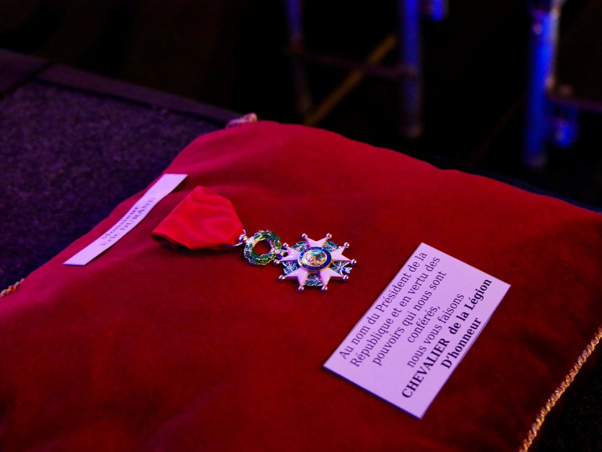 VSpillebout's tweet photo. #LEGIONDHONNEUR
🎖️ Un grand moment de célébration collective lors de la remise de la Légion d’honneur par @GDarmanin à @Eric_Durand59, maire de la ville de Mouvaux, président du Centre de gestion de la fonction publique territoriale du Nord et conseiller régional.
Une belle reconnaissance de son engagement au service de la commune, de notre territoire et de la fonction publique locale. Félicitations ! 👏
#Circo5909 #Mouvaux #Engagement #Légiondhonneur