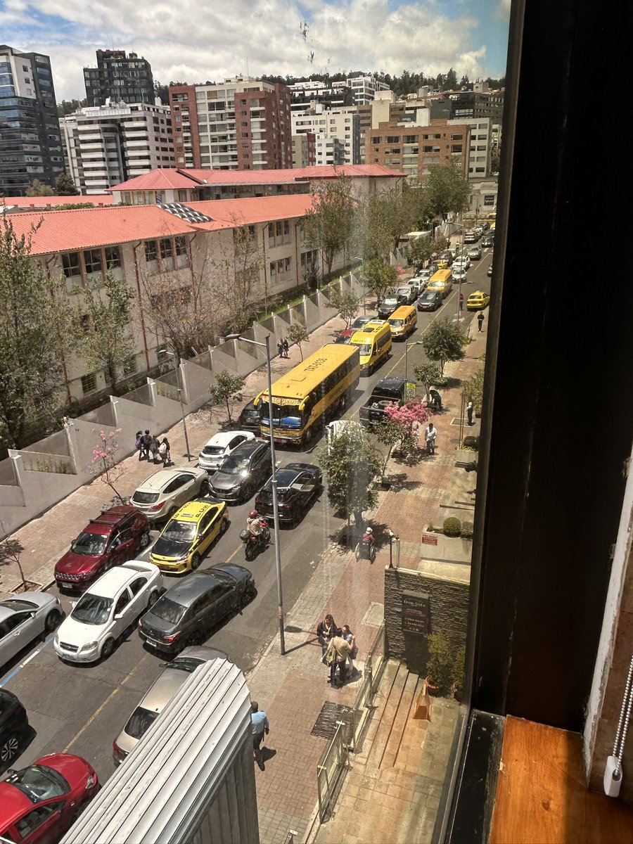 fcevallos2011's tweet photo. Camioneta marca GMC de placas a GTA. 8393, con luces de parqueo por más de 10 minutos haciendo un tráfico de mierda. Calle Irlanda. 

El chofer? un mono batracio y encima bravo! https://t.co/aeXMjzIVZN