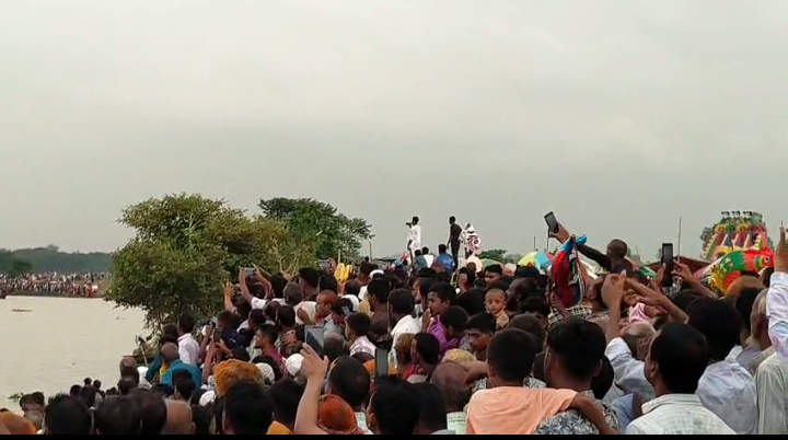 নৌকা বাইচ দেখে বাড়ি ফেরার পথে নৌকা ডুবে মারা গেলো মা’, নিখোঁজ সন্তান