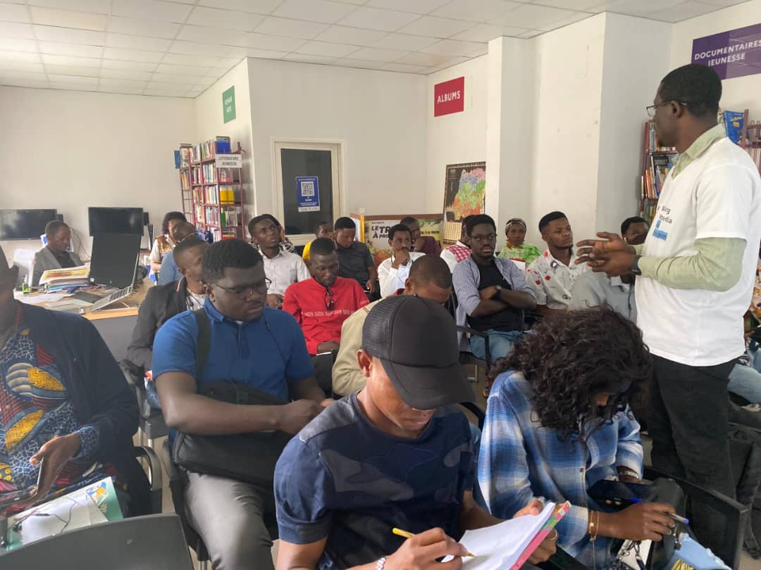 Mbóte,
Retour en images sur la formation des journalistes sur la découverte de l’univers Wikimedia tenue le jeudi 04 septembre à l'Institut français.

Les participants, journalistes et curieux, ont exploré les règles de Wikipédia et l’importance des langues locales.