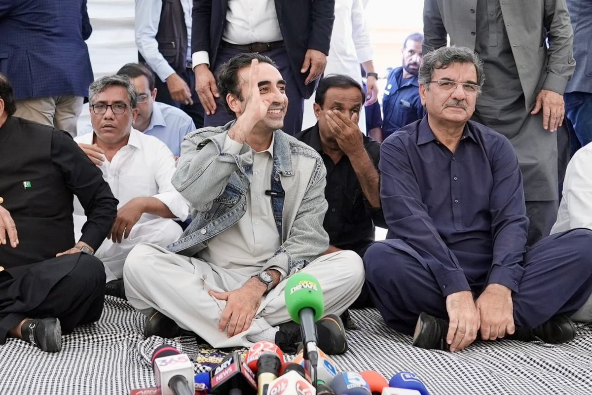 TanvirKaira's tweet photo. With Chairman Bilawal Bhutto Zardari during our visit to flood
affected areas in Kasur. @BBhuttoZardari contacted Prime Minister Shahbaz Sharif after listening to the demands of the flood victims and put the protections of the victims in front https://t.co/Z0Ea4YUvZ5