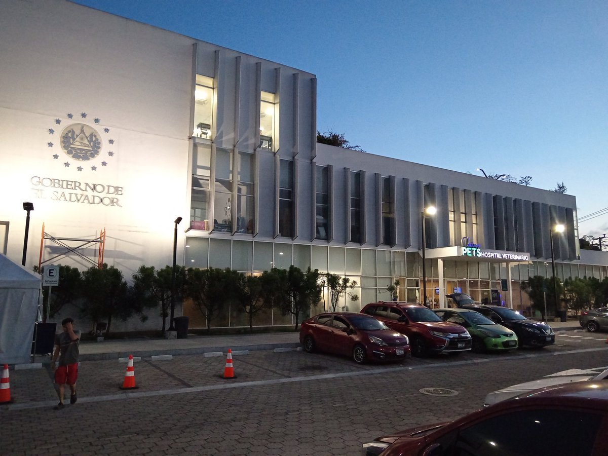 Ayer utilice por primera vez el hospital Chivo Pets.

Tiempo de espera inicial, consultas y espera de exámenes: 7 horas

Costo: $6.50 (ultra+exámenes de sangre varios) + medicamento incluido.

Método de pago: ChivoWallet

Parqueo: gratuito, por ratos se hace cola para entrar. De