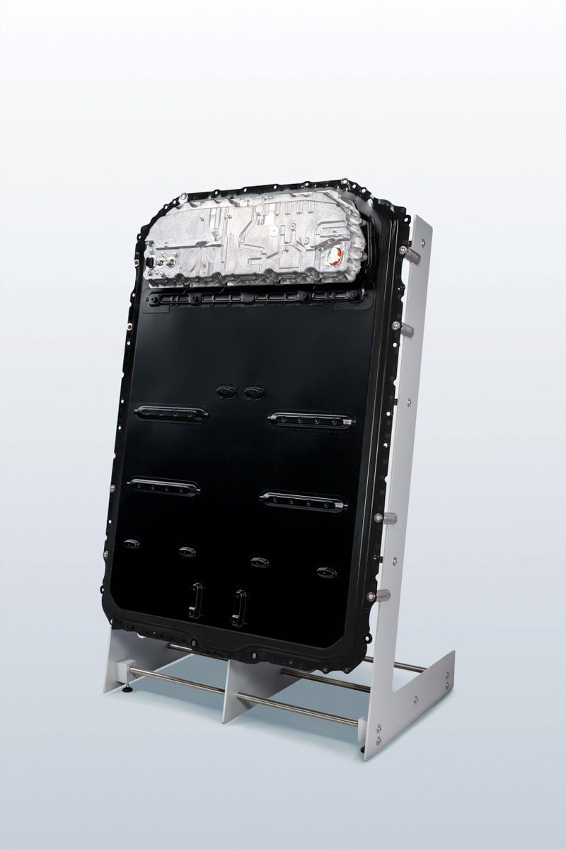 AlejandroEV66's tweet image. Interesting look at the BMW iX3 battery pack. 4695 cells in a structural pack design. An important part: “Each battery cell is equipped with dual liquid cooling.” 

Also looks like BMW’s 4695 cells edge out Tesla’s 4680s on both gravimetric and volumetric energy density.
