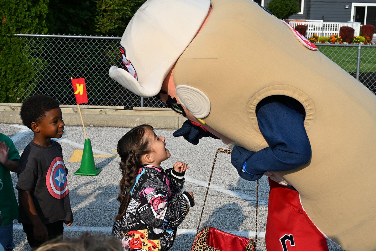 Nothing says PBIS more than Mustard, Ketchup, and Onion....and our Wildcat.  What a great way to kick of PBIS ROAR at Millridge Elementary this morning!