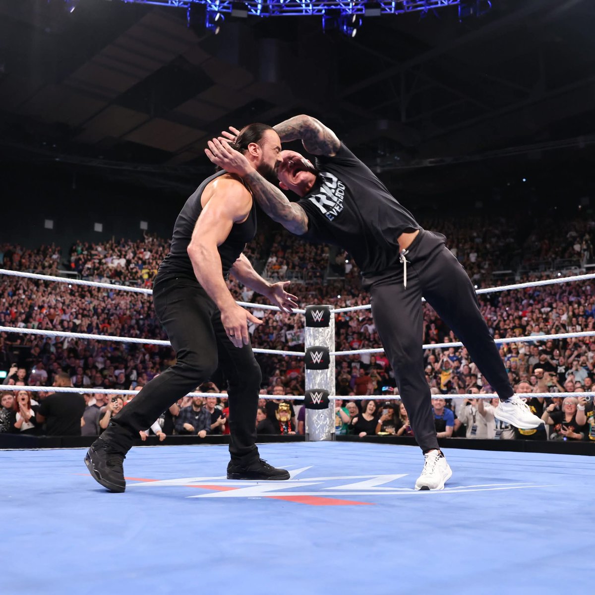 عن نفسي بصراحة اهتمامي لنزالهم قليل جدا
المفروض نزالهم كان يكون في سمرسلام بدون تمطيط وبدون بعص المشاهير
لكن كاتبكم تريبل اتش وانتم بكرامة