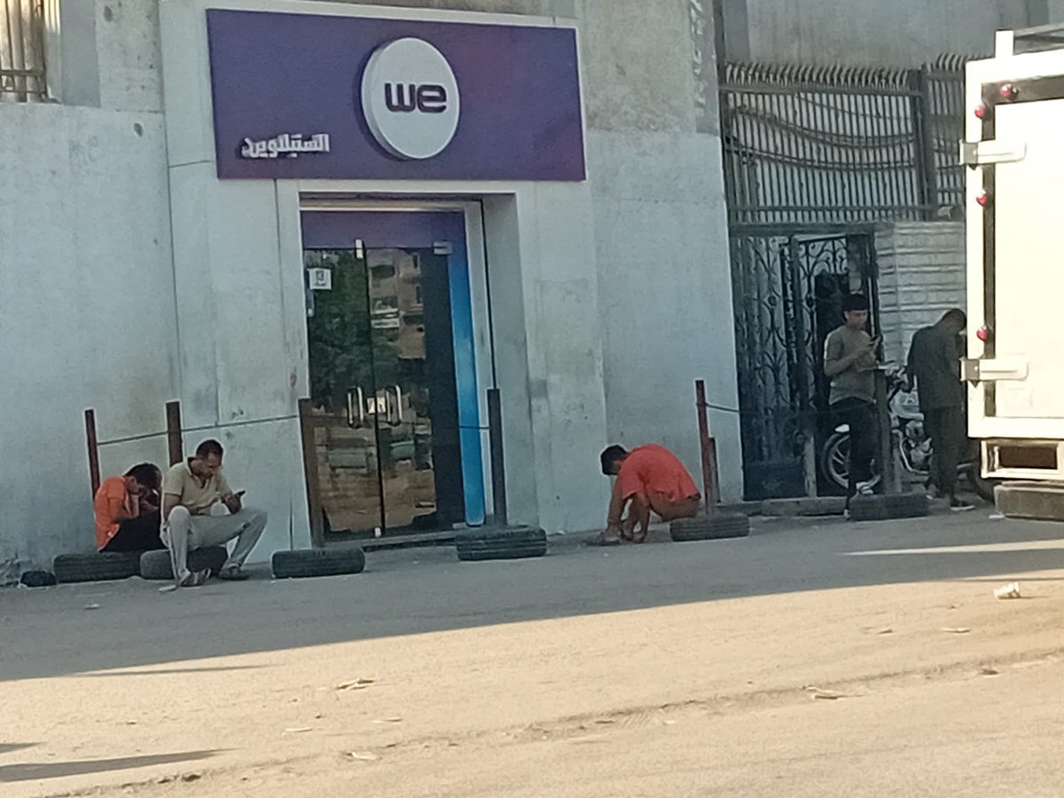 دا حالنا وحال اي سنترال في اي حته في مصر كاننا بنشحت منهم الغلبانين دول ذنبهم اي يقعدوا القاعده دي والله المعامله دي مترضي كافر حتي  #مقاطعه_وي_المحتكره