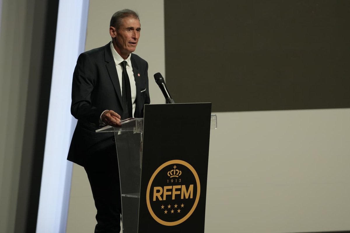 El presidente del Comité de <a href="/EntrenadoRffm/">Comité y Escuela de Entrenadores de la RFFM</a>, <a href="/serranonino/">miguel angel serrano</a>, ha abierto el acto en el Salón Luis Aragonés de la Ciudad del Fútbol de Las Rozas con un emotivo discurso.

#DíaDelEntrenadorRFFM 2⃣0⃣2⃣5⃣

📺 RFFM PLAY EN DIRECTO 

🔗 youtube.com/live/JWwKROkdw…