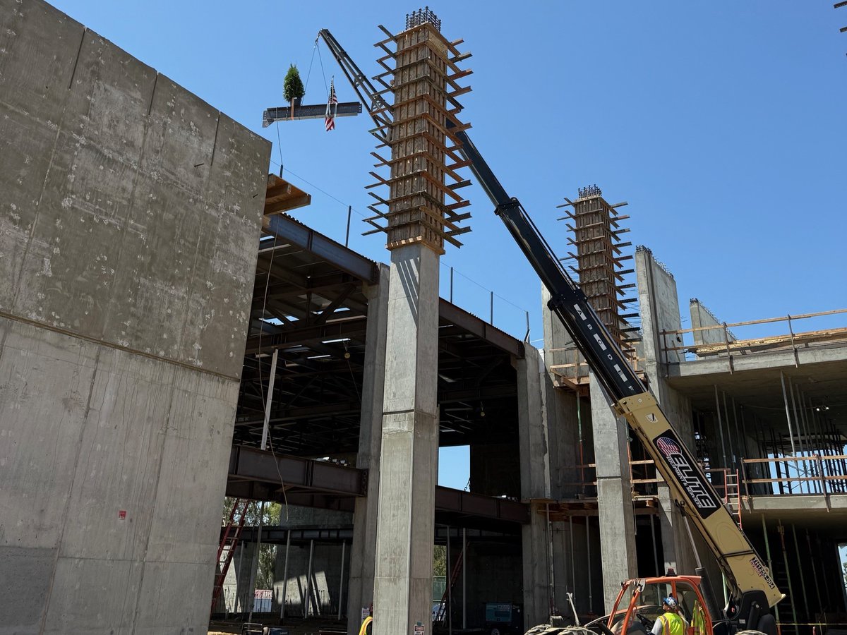 CWDriverCos's tweet image. We celebrated the steel topping out of the CSU Dominguez Hills Student Health, Wellness &amp;amp; Recreation Center with a subcontractor appreciation lunch and raffle prizes. Thank you to our crews and partners for making this milestone possible. #CWDriverCos