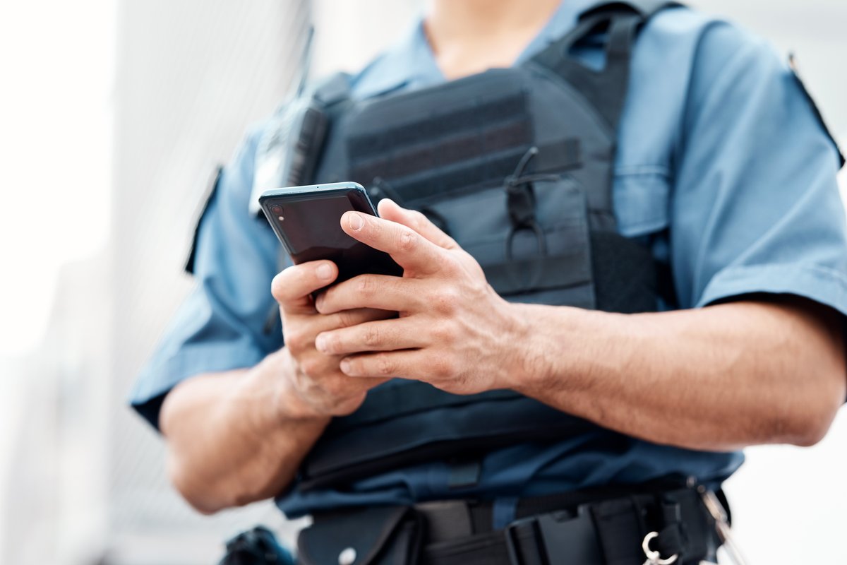 🚔📱 Police work is fast-paced, which makes officers' mobile devices a target for hackers. From phishing emails to evidence on personal phones, small mistakes can create big risks.

Read On the Line for tips to stay cyber-safe in the field: ow.ly/6oyX50WRqYM
