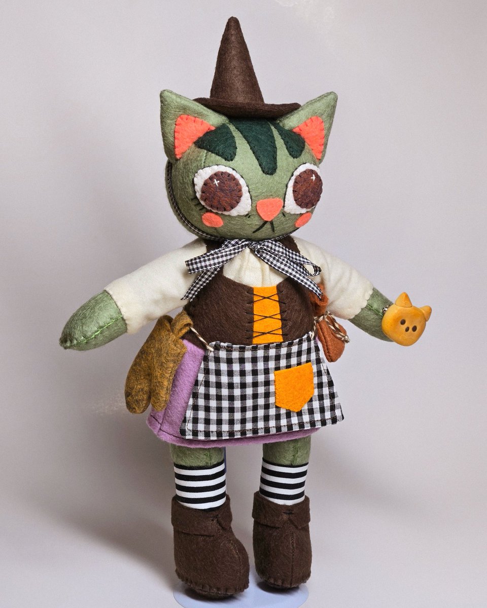 themagicalbat1's tweet photo. here's a witch kitty i just finished up 🐈‍⬛️💚 she's also a baker and works very hard on making her little cat biscuits https://t.co/Cnqocberxe