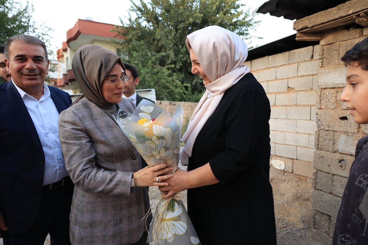 Türkiye Yüzyılı Buluşmalarımız kapsamında Bismil’de kahraman şehidimiz Orhan Ortaç’ın ailesiyle bir araya geldik. Şehidimizin annesi Sultan Ortaç’a ve ailesine Cumhurbaşkanımız Sayın Recep Tayyip Erdoğan'ın selamlarını ilettik. Şehidimizin ruhu şad olsun. 

Vatanımız için